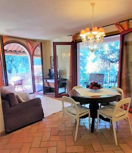 圣温琴佐Residence Solalto的客厅配有桌椅和沙发