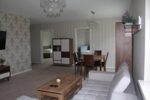 SanitzOstsee-Luxus-Ferienwohnung Sanitz的客厅配有沙发和桌子