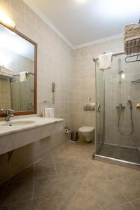 迪迪姆Anadolu Hotels Didim Club - Ultra All Inclusive ex Palmwings的带淋浴、盥洗盆和卫生间的浴室