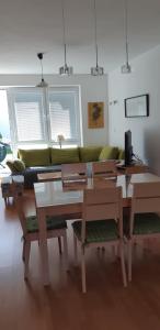 弗林布尔克Holiday Home Lipno Frymburk的客厅配有桌子和绿色沙发
