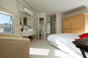 开普敦罗杰玫瑰精品酒店的卧室配有白色大床和水槽