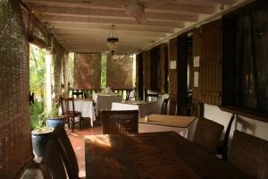 马埃堡雅尔丹博瓦隆酒店的用餐室配有桌椅和桌椅