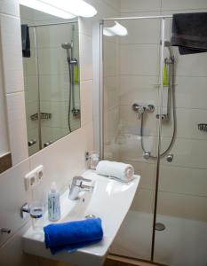 玛丽亚阿尔姆莱德勒公寓酒店的一间带水槽和淋浴的浴室
