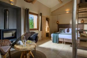 阿弗德霍尔维拉尼乡村酒店的一间卧室配有一张床、一个壁炉和一台电视。