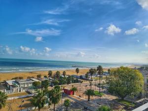 瓦斯托Locanda Cuore Di Mare -1的享有棕榈树海滩和大海的空中景致