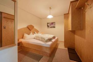 施图拜河谷新施蒂夫特Appartements-Klaus的一间卧室配有一张带木制床头板的床