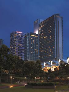 吉隆坡吉隆坡盛贸饭店的一群高大的建筑在晚上在城市里