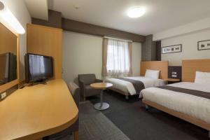 成田成田机场康福特茵酒店的酒店客房设有两张床和一台平面电视。