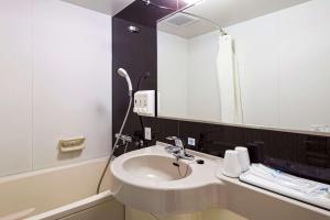 仙台仙台东部舒适酒店的一间带水槽和镜子的浴室