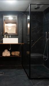 特拉维夫Ofek's place - NOGA的带淋浴、盥洗盆和镜子的浴室