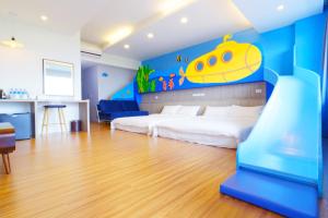 花莲市贰馆海景民宿的一间卧室配有一张黄色潜艇壁画床