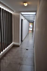 罗萨里奥Departamento Oroño的一条带窗户的空走廊和一条长长的走廊