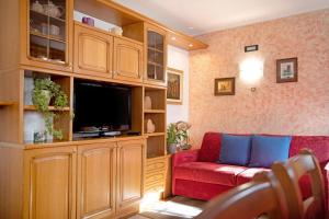 利维尼奥Chalet Maffins 1的客厅配有红色沙发和平面电视