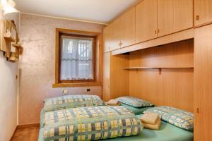 利维尼奥Chalet Maffins 1的一间卧室设有两张床和窗户。