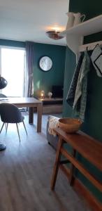 霍勒姆比耶迪福尔特伦公寓的客厅配有桌子和凳子上的碗
