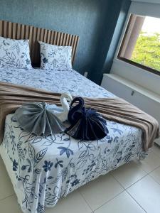 拉巴拉德纳圣米格尔Barra Bali Resort - Barra de São Miguel - Alagoas的一间卧室配有一张带天鹅的床