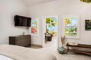 伊斯拉莫拉达Islander Resort的一间卧室设有一张床、一台电视和窗户。
