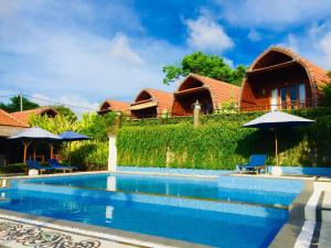 乌鲁瓦图Druwa Bali的一座带游泳池和房子的别墅