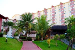 卡达斯诺瓦斯HOT SPRINGS HOTEL Caldas Novas-FLAT VIP的一座棕榈树大建筑,人行道