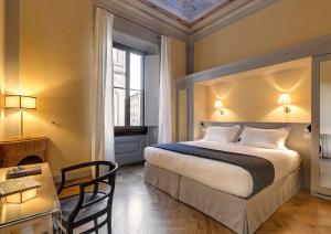 佛罗伦萨Santa Croce 14 B&B的一间卧室配有一张床、一张桌子和一张书桌