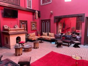 马拉喀什希沃纳吉旁摩洛哥传统庭院住宅的休息区