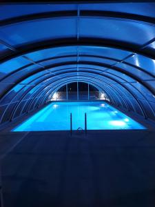 奥马洛斯奥马洛斯村别墅的隧道内带蓝色灯光的游泳池
