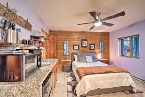 榉木山Cozy Mtn Getaway - Steps to Beech Mountain Resort!的一间卧室配有一张床和一间厨房