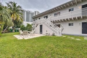 西棕榈滩Cozy West Palm Beach Condo 1 Block to Shore!的一座带楼梯的房屋的后院