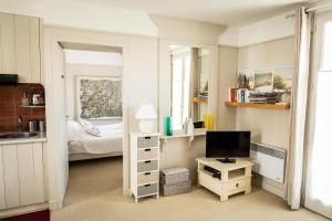 拉弗洛特Charmant appartement pour un sejour pour 4 a la Flotte的小房间设有床和电视