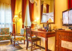 NgamboAfrica House Zanzibar的客房设有书桌、镜子和椅子。