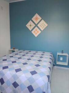 帕里普埃拉Casa Eco Fiore 58的一间卧室配有一张蓝色墙壁的床