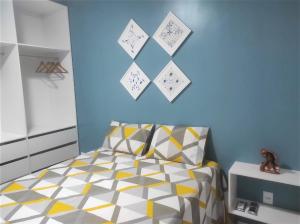 帕里普埃拉Casa Eco Fiore 58的一间卧室设有一张床和蓝色的墙壁