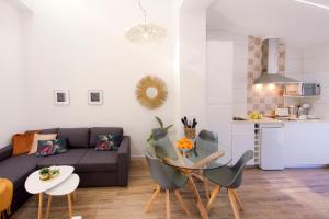 阿尔啼Apartamento de diseño en Casco antiguo Altea的客厅配有沙发和桌椅
