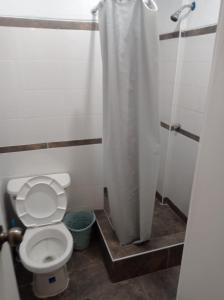 皮乌拉HOSTAL PARIS的浴室配有带浴帘的卫生间