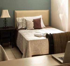 圣米格尔Casa Grande的一间卧室配有一张床,上面有两条毛巾