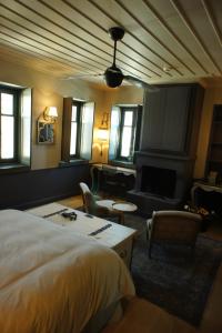 Káto Pediná"Apeiros Chora" Hotel, Zagori的一间卧室设有一张床和一间客厅。