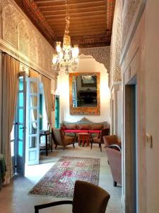 突尼斯Dar el médina的客厅配有吊灯和沙发