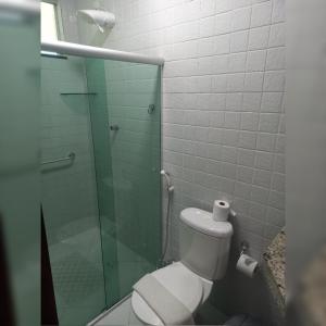 卡宁德圣弗朗西斯科Pousada Vitória的一间带卫生间和玻璃淋浴间的浴室