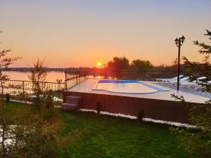 TîncăbeştiSnagov Lakeview Residences的一座享有日落美景的游泳池