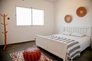 塔鲁丹特Pure apartments的白色的卧室设有床和窗户