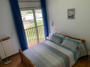 安道尔城Appartement Gipsa III - WIFI - PARKING PRIVÉ的一间卧室设有一张床和一个大窗户
