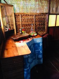 HaapuPension TUPUNA的房屋内带木桌的房间
