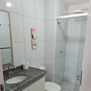 特雷西纳Flat 308的带淋浴、卫生间和盥洗盆的浴室