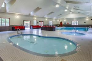 Oro-MedonteCarriage Ridge Resort, Ascend Hotel Collection的大房间的一个大型游泳池
