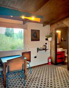 波特雷里约斯CASA FARO ARTE的客房设有桌椅和窗户。
