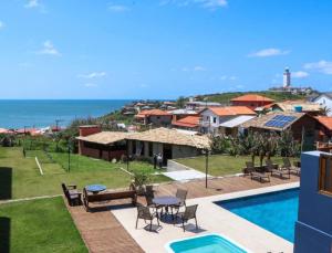 拉古纳Loft 207 com vista para a piscina e Farol的一座带游泳池和度假村的别墅