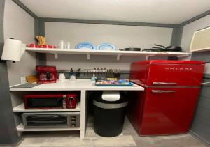 玛丽维尔Dragon City的厨房配有红色冰箱和白色的台面