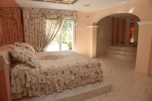 霍斯皮塔勒·德尔英福Hotel Villaclara的一间卧室设有一张床和一个大窗户