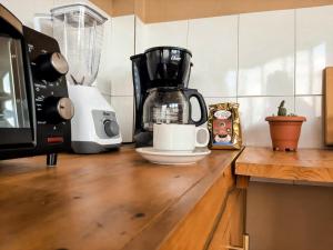 圣佩德罗拉拉古纳Millennium Apartment的厨房柜台配有咖啡机和微波炉