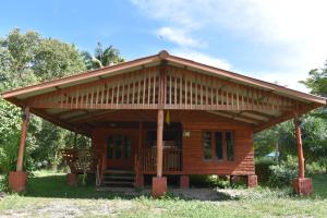 Ban Don Phlap (1)Pru Valley Thaley Tai Resort的茅草屋顶的小木屋